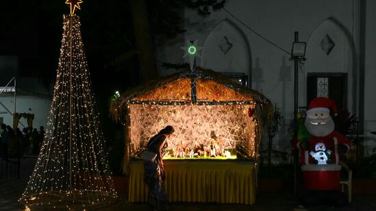 हा सण साजरा करण्यासाठी चर्चच्या बाहेर ख्रिसमस ट्री व विद्युत रोषणाई करून विविध देखावे प्रदर्शित करण्यात आले आहे. हा सण साजरा करण्यासाठी चर्चच्या बाहेर ख्रिसमस ट्री व विद्युत रोषणाई करून विविध देखावे प्रदर्शित करण्यात आले आहे. 