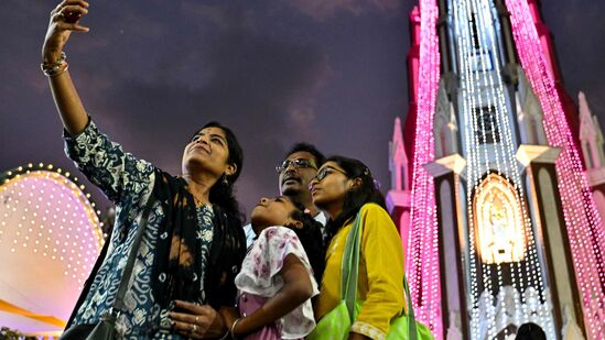 बेंगळुरू येथील विद्युत रोशनाईत उजळून निघालेल्या सेंट मेरी बॅसिलिका चर्चसोबत सेल्फी घेण्यात मग्न असतांना एक कुटुंब. बेंगळुरू येथील विद्युत रोशनाईत उजळून निघालेल्या सेंट मेरी बॅसिलिका चर्चसोबत सेल्फी घेण्यात मग्न असतांना एक कुटुंब. 