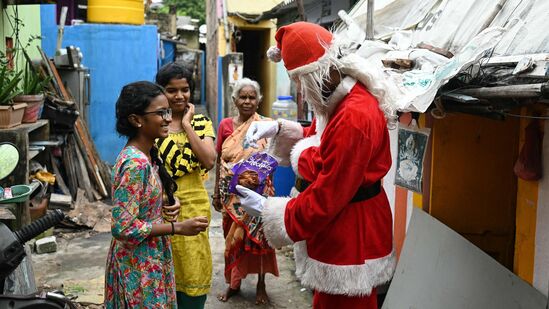 चेन्नईत सांताक्लॉजचा पोशाख परिधान केलेला एक व्यक्ती मुलांना चॉकलेट देत असतांना. . यंदाही दरवर्षीप्रमाणे ख्रिसमसचा सण जगभरात मोठ्या थाटामाटात साजरा केला जात आहे. चेन्नईत सांताक्लॉजचा पोशाख परिधान केलेला एक व्यक्ती मुलांना चॉकलेट देत असतांना. . यंदाही दरवर्षीप्रमाणे ख्रिसमसचा सण जगभरात मोठ्या थाटामाटात साजरा केला जात आहे. 