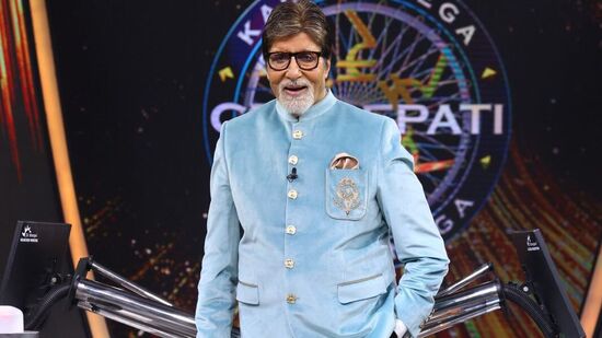 या भागात प्रियांका नावाची स्पर्धक शोमध्ये आली होती, जिने मध्यमवर्गीय लोकांच्या आयुष्याशी निगडीत अनेक प्रश्न अमिताभ बच्चन यांना विचारले. बिग बीही तिच्या प्रश्नांना अतिशय गंमतीशीर उत्तर देताना दिसले. प्रियांकाने बिग बींना विचारलं की, तुमचं घर इतकं मोठं आहे, रिमोट हरवला तर तो कसा शोधता? यावर बिग बी म्हणतात की, ते थेट सेट टॉप बॉक्सजवळ जाऊन त्यावरील बटणांवरुन कंट्रोल करतात. या भागात प्रियांका नावाची स्पर्धक शोमध्ये आली होती, जिने मध्यमवर्गीय लोकांच्या आयुष्याशी निगडीत अनेक प्रश्न अमिताभ बच्चन यांना विचारले. बिग बीही तिच्या प्रश्नांना अतिशय गंमतीशीर उत्तर देताना दिसले. प्रियांकाने बिग बींना विचारलं की, तुमचं घर इतकं मोठं आहे, रिमोट हरवला तर तो कसा शोधता? यावर बिग बी म्हणतात की, ते थेट सेट टॉप बॉक्सजवळ जाऊन त्यावरील बटणांवरुन कंट्रोल करतात.