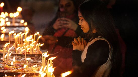 ख्रिसमसच्या पूर्वसंध्येला चर्चमध्ये मेणबत्ती पेटवून प्रार्थना करतांना एक तरुणी. रात्रीपासून ख्रिस्ती बांधव चर्चमध्ये सामुदाईक प्रार्थनेसाठी जमले होते. ख्रिसमसच्या पूर्वसंध्येला चर्चमध्ये मेणबत्ती पेटवून प्रार्थना करतांना एक तरुणी. रात्रीपासून ख्रिस्ती बांधव चर्चमध्ये सामुदाईक प्रार्थनेसाठी जमले होते. 