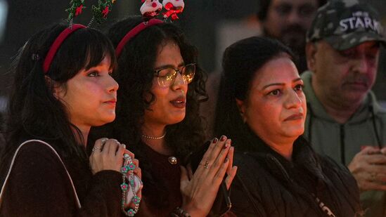 दिल्लीच्या सेक्रेड हार्ट्स कॅथेड्रलमध्ये लोक प्रार्थना करताना आणि मेणबत्त्या पेटवताना नागरिक. दिल्लीच्या सेक्रेड हार्ट्स कॅथेड्रलमध्ये लोक प्रार्थना करताना आणि मेणबत्त्या पेटवताना नागरिक. 