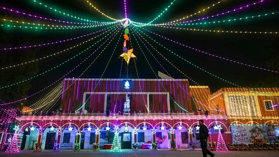 प्रयागराजमधील सेंट जोसेफ चर्चमध्ये ख्रिसमसनिमित्त करण्यात आलेली बहुरंगी विद्युत रोषणाई, या ठिकाणी आज सकाळपासून प्रार्थना करण्यासाठी नागरिकांनी रांगा लावल्या होत्या. प्रयागराजमधील सेंट जोसेफ चर्चमध्ये ख्रिसमसनिमित्त करण्यात आलेली बहुरंगी विद्युत रोषणाई, या ठिकाणी आज सकाळपासून प्रार्थना करण्यासाठी नागरिकांनी रांगा लावल्या होत्या. 