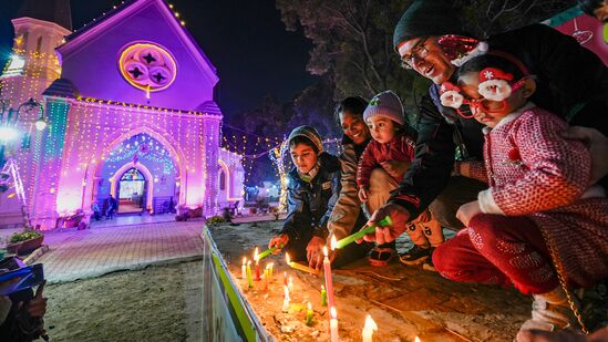 अमृतसरच्या सेंट पॉल चर्चमध्ये लहान मुलांनी रंगीबेरंगी मेणबत्त्या पेटवून हा पवित्र दिवस साजरा केला. अमृतसरच्या सेंट पॉल चर्चमध्ये लहान मुलांनी रंगीबेरंगी मेणबत्त्या पेटवून हा पवित्र दिवस साजरा केला.