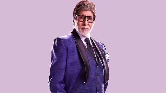 त्यानंतर प्रियांका म्हणते की, मध्यमवर्गीय कुटुंबात रिमोट हरवला की, घरात भांडण होते. तुमच्या घरातही असंच घडतं का? यावर बिग बी म्हणतात की, नाही देवीजी, आमच्या घरात असं होत नाही. सोफ्यावर दोनच उशा आहेत, त्यात रिमोट लपलेला आहे. त्यातच शोधावं लागतं. त्यानंतर प्रियांका म्हणते की, मध्यमवर्गीय कुटुंबात रिमोट हरवला की, घरात भांडण होते. तुमच्या घरातही असंच घडतं का? यावर बिग बी म्हणतात की, नाही देवीजी, आमच्या घरात असं होत नाही. सोफ्यावर दोनच उशा आहेत, त्यात रिमोट लपलेला आहे. त्यातच शोधावं लागतं.