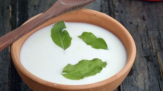 यानंतर पंचामृतात तुळशीची पाने घालून देवाला अर्पण करा आणि नैवेद्य म्हणून पिवळी मिठाईही अर्पण करा. यानंतर पंचामृतात तुळशीची पाने घालून देवाला अर्पण करा आणि नैवेद्य म्हणून पिवळी मिठाईही अर्पण करा.