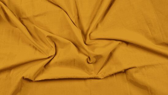 पूजेच्या ठिकाणी चौरंगावर पिवळे वस्त्र पसरवून त्यावर विष्णू देवाची मूर्ती किंवा चित्र ठेवावे. चौरंगाच्या उजव्या बाजूला दिवा लावावा. यानंतर देवाला कुंकू आणि चंदन अर्पण करा. पूजेच्या ठिकाणी चौरंगावर पिवळे वस्त्र पसरवून त्यावर विष्णू देवाची मूर्ती किंवा चित्र ठेवावे. चौरंगाच्या उजव्या बाजूला दिवा लावावा. यानंतर देवाला कुंकू आणि चंदन अर्पण करा.