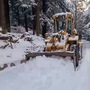 <p>उत्तराखंडमधील बद्रीनाथ, केदारनाथ, गंगोत्री, यमुनोत्री, गढवाल हिमालयातील हेमकुंड साहिब आणि कुमाऊंमधील मुनस्यारी या भागात मोठ्या प्रमाणात बर्फवृष्टी झाली आहे. &nbsp;अनेक रस्ते बर्फामुळे बंद झाले होते. राज्यभरात थंडीचा कडाका वाढल्याने रस्त्यावर साचलेला बर्फ हा मोठ्या यंत्रांच्या &nbsp;साह्याने साफ करण्यात येत आहे. &nbsp;</p>