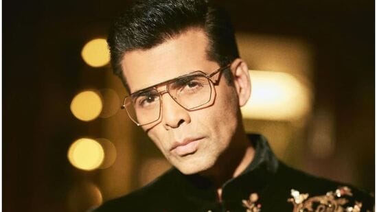 करण जोहर हा बॉलिवूडमधील सर्वात लोकप्रिय व्यक्तिमत्त्व आहे. करण त्याच्या फॅशन सेन्समुळेही चर्चेत असतो. करणच्या एकूण संपत्तीबद्दल बोलायचे झाले तर, इंडिया टाइम्सच्या रिपोर्टनुसार, त्याची एकूण संपत्ती १७०० कोटी रुपये आहे.