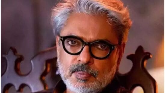 संजय लीला भन्साळी हे असे चित्रपट निर्माते आहेत, ज्यांच्या केवळ चित्रपटांच्या कथाच नाही, तर सेटची देखील चर्चा आहे. रिपोर्ट्सनुसार, संजयची एकूण संपत्ती ९४० कोटी रुपये आहे.