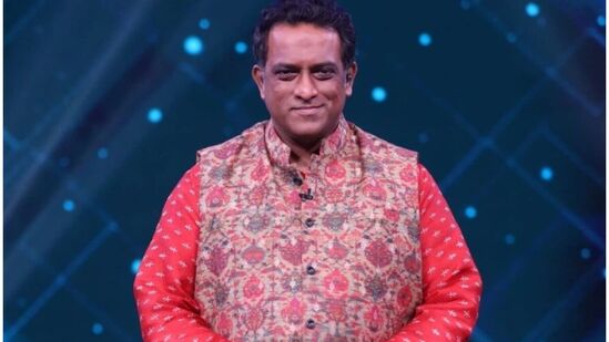 रिपोर्ट्सनुसार, 'बर्फी'सारखा चित्रपट बनवणाऱ्या अनुराग बसू यांची एकूण संपत्ती ३३० कोटी रुपये आहे.