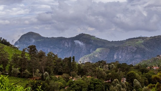 आपल्या देशात अशी अनेक हिल स्टेशन्स आहेत जी खूप सुंदर आहेत पण त्यांच्याबद्दल फार कमी लोकांना माहिती आहे. आज या लेखात आम्ही तुम्हाला अशाच &nbsp;हिल स्टेशन्सबद्दल सांगत आहोत जे गर्दीपासून दूर आहेत आणि त्यांचे सौंदर्य तुमच्या हृदयाला स्पर्श करेल.