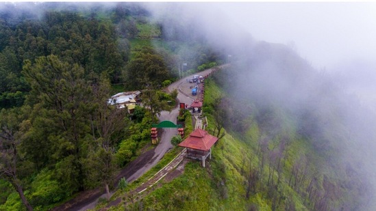 चैल-चारही बाजूंनी डोंगरांनी वेढलेल्या आणि दुप्पट पैसे खर्च न करणाऱ्या कमी बजेटमध्ये तुम्हाला एखाद्या डोंगराळ भागाला भेट द्यायची असेल, तर चैल तुमच्यासाठी योग्य ठिकाण आहे. इथे तुम्हाला हिल स्टेशनची मजा आणि शांतता एकत्र अनुभवायला मिळेल. देवदाराच्या झाडांनी वेढलेलं एक छोटंसं गाव चैलमध्ये आहे. हिवाळ्यात चैलचे सौंदर्य पाहण्यासारखे असते.