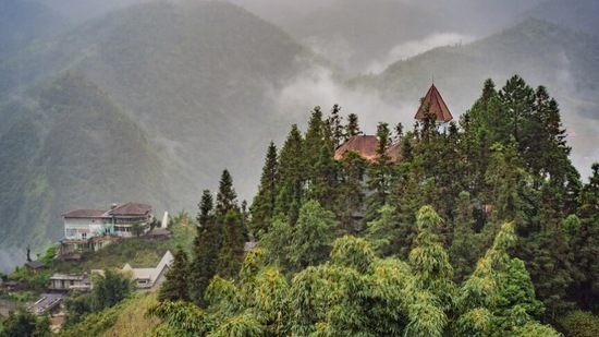 उत्तराखंडचा चंबा-जर तुम्हाला खरोखरच एखाद्या हिल स्टेशनवर जायचे असेल जे खूप सुंदर पण गर्दीपासून दूर असेल तर तुम्ही नक्कीच उत्तराखंडच्या चंबा हिल स्टेशनला जावे. चंबा हे नाव येताच लोकांच्या मनात हिमाचल प्रदेश येतो. पण आम्ही तुम्हाला सांगतो की हिमाचलचे चंबा हे प्रसिद्ध हिल स्टेशन असले तरी तुम्हाला येथे खूप गर्दी पाहायला मिळते. कमी बजेटमध्ये एखाद्या सुंदर हिल स्टेशनला भेट द्यायची असेल तर बॅग पॅक करून चंबाला या.&nbsp;