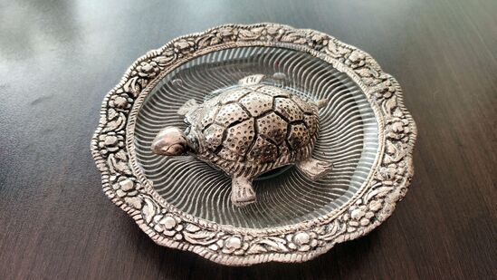 धातूच्या ताटात थोडे पाणी भरून त्यात ठेवलेले कासव- जर तुम्हाला तुमच्या घरात शांतता, समन्वय आणि पैसा हवा असेल तर ईशान्य कोपऱ्यात पाण्याने भरलेल्या धातूच्या ताटात कासव ठेवा. सोबत आपण या डिशमध्ये काही रंगीबेरंगी दगड देखील ठेवू शकता.