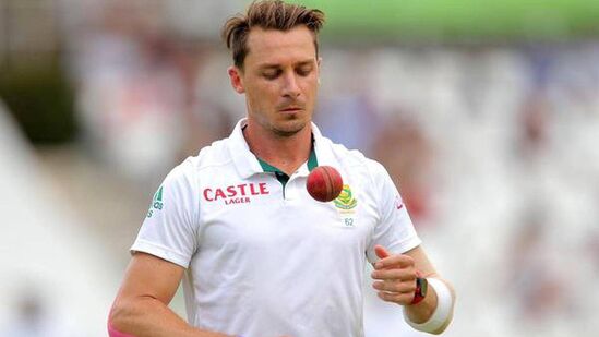 डेल स्टेन- ७८४८ चेंडू- कसोटी इतिहासातील सर्वोत्तम गोलंदाजांमध्ये डेल स्टेनची गणना केली जाते. अनेक वर्षे तो क्रमवारीत पहिल्या क्रमांकावर होता. स्टेनने कसोटीत ७८४८ चेंडूत २०० बळी पूर्ण केले होते. २०१९ मध्ये, स्टेनने निवृत्ती जाहीर केली.