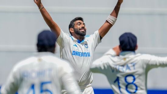 जसप्रीत बुमराह- ८४८४ चेंडू - जसप्रीत बुमराह सर्वात कमी चेंडूत २०० बळी घेणाऱ्या गोलंदाजांच्या यादीत चौथ्या स्थानावर आहे. बुमराहने कारकिर्दीतील ८४८४ व्या चेंडूवर ट्रॅव्हिस हेडला बाद केले. ३१ वर्षीय बुमराहने २०१८ मध्ये भारताकडून कसोटी पदार्पण केले.