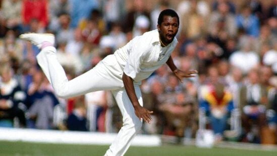 माल्कम मार्शल- ९२३४ बॉल- जेव्हा क्रिकेटच्या इतिहासातील सर्वात घातक गोलंदाजाचा विचार केला जातो, तेव्हा सर्वप्रथम ज्या व्यक्तीच्या मनात येते ते म्हणजे माल्कम मार्शल. ८० च्या दशकात फलंदाजांमध्ये त्याच्या नावाचा धाक असायचा. त्यावेळी फलंदाज कमी जोखीम पत्करायचे पण त्यानंतरही मार्शलने ९२३४ चेंडूत २०० बळी पूर्ण केले होते.&nbsp;