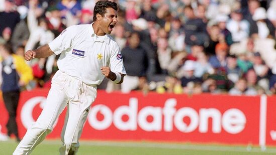 वकार युनूस- ७७२५ चेंडू- पाकिस्तानचा माजी वेगवान गोलंदाज वकार युनूस हा कसोटीत सर्वात कमी चेंडूंवर २०० बळी घेणारा गोलंदाज आहे. वकारने १९८९ मध्ये सचिन तेंडुलकरसोबत कसोटी क्रिकेटमध्ये पदार्पण केले. १९९५ मध्ये त्याने २०० वी विकेट घेतली.