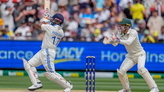 सर्वात मोठा खलनायक ऋषभ पंत- मेलबर्न कसोटी सामन्यातील सर्वात मोठा खलनायक ऋषभ पंत आहे. रोहित शर्मा आणि विराट कोहली खराब फॉर्मचा हवाला बचाव करू शकतात. परंतु ऋषभ पंतने फलंदाजीमध्ये जे काही केले त्याबद्दल तो कधीही स्वत: ला माफ करू शकणार नाही. दोन्ही डावात चुकीचे फटके खेळून पंतने विकेट गमावली. यामुळेच मेलबर्नमध्ये टीम इंडिया अडचणीत आली. सर्वात मोठा खलनायक ऋषभ पंत- मेलबर्न कसोटी सामन्यातील सर्वात मोठा खलनायक ऋषभ पंत आहे. रोहित शर्मा आणि विराट कोहली खराब फॉर्मचा हवाला बचाव करू शकतात. परंतु ऋषभ पंतने फलंदाजीमध्ये जे काही केले त्याबद्दल तो कधीही स्वत: ला माफ करू शकणार नाही. दोन्ही डावात चुकीचे फटके खेळून पंतने विकेट गमावली. यामुळेच मेलबर्नमध्ये टीम इंडिया अडचणीत आली. 