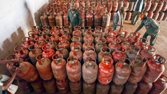 LPG Price 1 January: एलपीजी सिलेंडर हुआ सस्ता, नए साल की पहली सुबह राहतभरी खबर
