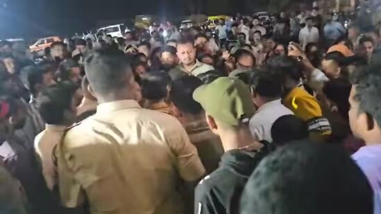 थर्टी फर्स्टच्या रात्री कुडाळमध्ये धिंगाणा! मुंबईच्या  पर्यटकांनी स्थानिक नागरिकांना केली मारहाण! पोलीस ठाण्याबाहेर राडा 