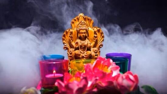 देवी लक्ष्मीला प्रसन्न करण्यासाठी वास्तू उपाय -घरातील तुटलेल्या वस्तूंना गरिबीचे कारण मानले जाते. त्यामुळे नवीन वर्षात आर्थिक प्रगतीसाठी सर्व तुटलेल्या किंवा निरुपयोगी वस्तू घरातून काढून टाकाव्यात. असे केल्याने देवी लक्ष्मी प्रसन्न होते असे मानले जाते.