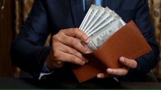 आर्थिक समस्यांपासून मुक्ती मिळवण्यासाठी वास्तु उपाय -वास्तुशास्त्रानुसार जीवनातील आर्थिक अडचणींपासून मुक्ती मिळवण्यासाठी घराच्या मुख्य प्रवेशद्वारावर दिवा लावावा. असे मानले जाते की, संध्याकाळी मुख्य प्रवेशद्वारावर दिवा लावल्याने जीवनातील अडचणी दूर होतात आणि घरात लक्ष्मीचे आगमन होते. आर्थिक समस्यांपासून मुक्ती मिळवण्यासाठी वास्तु उपाय -वास्तुशास्त्रानुसार जीवनातील आर्थिक अडचणींपासून मुक्ती मिळवण्यासाठी घराच्या मुख्य प्रवेशद्वारावर दिवा लावावा. असे मानले जाते की, संध्याकाळी मुख्य प्रवेशद्वारावर दिवा लावल्याने जीवनातील अडचणी दूर होतात आणि घरात लक्ष्मीचे आगमन होते. 