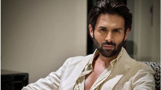 'भूल भुलैया २' या चित्रपटानंतर कार्तिक बॉक्स ऑफिसवर गाजला. कार्तिकने अनेक अनोखे चित्रपटही केले आहेत. अलीकडेच एका मुलाखतीत कार्तिकने सांगितले की, त्याने एकदा मुंबईत अभ्यासासाठी कर्ज घेतले होते. तसेच, तो मित्रांकडून पैसे उधार मागून घ्यायचा. 'भूल भुलैया २' या चित्रपटानंतर कार्तिक बॉक्स ऑफिसवर गाजला. कार्तिकने अनेक अनोखे चित्रपटही केले आहेत. अलीकडेच एका मुलाखतीत कार्तिकने सांगितले की, त्याने एकदा मुंबईत अभ्यासासाठी कर्ज घेतले होते. तसेच, तो मित्रांकडून पैसे उधार मागून घ्यायचा.