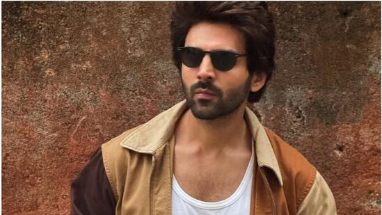 यानंतर कार्तिकने काहीतरी करण्याचा विचार केला आणि ३ वर्षांच्या संघर्षानंतर अखेर कार्तिकला चित्रपटांमध्ये काम करण्याची संधी मिळाली. यानंतर कार्तिकने काहीतरी करण्याचा विचार केला आणि ३ वर्षांच्या संघर्षानंतर अखेर कार्तिकला चित्रपटांमध्ये काम करण्याची संधी मिळाली.