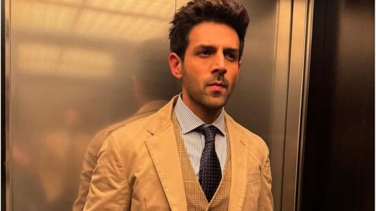 कार्तिक आर्यनच्या एकूण संपत्तीबद्दल बोलायचे, तर त्यात मोठी उसळी झालेली पाहायला मिळत आहे. २०२२मध्ये कार्तिकची एकूण संपत्ती ४६ कोटी रुपये होती. पण अनेक ब्रँड एंडोर्समेंट्स आणि वाढत्या फीनंतर, पिंकविलानुसार अभिनेत्याची एकूण संपत्ती आता २५० कोटी रुपये आहे. कार्तिक आर्यनच्या एकूण संपत्तीबद्दल बोलायचे, तर त्यात मोठी उसळी झालेली पाहायला मिळत आहे. २०२२मध्ये कार्तिकची एकूण संपत्ती ४६ कोटी रुपये होती. पण अनेक ब्रँड एंडोर्समेंट्स आणि वाढत्या फीनंतर, पिंकविलानुसार अभिनेत्याची एकूण संपत्ती आता २५० कोटी रुपये आहे.