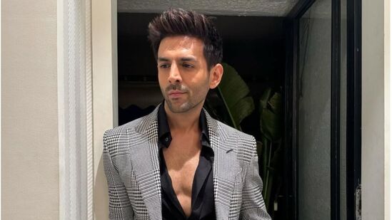 कार्तिककडे बीएमडब्ल्यू, मिनी कूपर आणि लॅम्बोर्गिनीसारख्या अनेक लक्झरी कार आहेत.