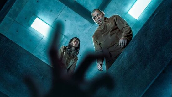 'द प्लॅटफॉर्म' या चित्रपटात तुरुंगात राहणाऱ्यांची कथा दाखवण्यात आली आहे. या तुरुंगात लोकांची तीन श्रेणींमध्ये विभागणी करण्यात आली आहे. सर्वात वरच्या स्तरातील लोकांना प्रथम अन्न दिले जाते. मग, त्यांच्या ताटात जे काही उरते ते इतर स्तरातील लोकांना दिले जाते. तिथून काही उष्ट उरलं तर, ते सगळ्यात खालच्या स्तरातील लोकांपर्यंत पोहोचतं. 'द प्लॅटफॉर्म' या चित्रपटात तुरुंगात राहणाऱ्यांची कथा दाखवण्यात आली आहे. या तुरुंगात लोकांची तीन श्रेणींमध्ये विभागणी करण्यात आली आहे. सर्वात वरच्या स्तरातील लोकांना प्रथम अन्न दिले जाते. मग, त्यांच्या ताटात जे काही उरते ते इतर स्तरातील लोकांना दिले जाते. तिथून काही उष्ट उरलं तर, ते सगळ्यात खालच्या स्तरातील लोकांपर्यंत पोहोचतं.