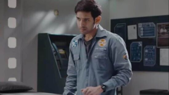 'कार्गो' या बॉलिवूड सायन्स फिक्शन चित्रपटात विक्रांत मेस्सी आणि श्वेता त्रिपाठी आहेत. चित्रपटाचा बहुतांश भाग पुष्पक नावाच्या स्पेसशिपवर दाखवण्यात आला असून, विक्रांत चित्रपटात आधुनिक यमराजाची भूमिका साकारत आहे.