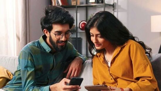 जिओ एयरफायबरचा ८९९ रुपयांचा हा प्लान 100Mbps स्पीड आणि 1000 GB डेटा सह येतो. या प्लानमध्ये, Disney + Hotstar आणि Sony Liv सह एकूण १२ OTT ॲप्सचा मोफत अ‍ॅक्सेस मिळतो.&nbsp;