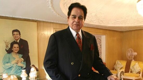 भारतामध्ये दिलीप कुमार या नावाने प्रसिद्ध असलेल्या युसूफ खान यांना 'बॉलिवुडचा बादशाह' म्हटले जायचे. दिलीप कुमार यांच्याशिवाय भारतीय चित्रपटसृष्टी अपूर्ण आहे. पण, तुम्हाला माहित आहे का की, या दिग्गज बॉलिवूड अभिनेत्याचा जन्म पेशावरमध्ये झाला आणि १९३०मध्ये ते भारतात आले आणि इथेच राहिले. भारतामध्ये दिलीप कुमार या नावाने प्रसिद्ध असलेल्या युसूफ खान यांना 'बॉलिवुडचा बादशाह' म्हटले जायचे. दिलीप कुमार यांच्याशिवाय भारतीय चित्रपटसृष्टी अपूर्ण आहे. पण, तुम्हाला माहित आहे का की, या दिग्गज बॉलिवूड अभिनेत्याचा जन्म पेशावरमध्ये झाला आणि १९३०मध्ये ते भारतात आले आणि इथेच राहिले.