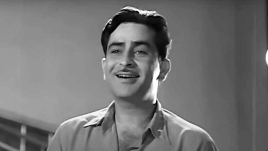 'बॉलिवुडचे शोमन' म्हणून प्रसिद्ध असलेले दिवंगत चित्रपट दिग्दर्शक राज कपूर यांना परिचयाची गरज नाही. ज्येष्ठ निर्माता-दिग्दर्शक राज कपूर यांनी भारतात सिनेमा प्रस्थापित करण्यात महत्त्वाची भूमिका बजावली. त्यांचा जन्म पेशावरच्या ढक्की मुनाव्वर येथे झाला हे फार कमी लोकांना माहीत आहे. त्यांचे वडिलोपार्जित घर पाकिस्तानात आहे. मात्र, ते १९३० मध्ये मुंबईत आले आणि त्यानंतर ते येथेच राहिले. 'बॉलिवुडचे शोमन' म्हणून प्रसिद्ध असलेले दिवंगत चित्रपट दिग्दर्शक राज कपूर यांना परिचयाची गरज नाही. ज्येष्ठ निर्माता-दिग्दर्शक राज कपूर यांनी भारतात सिनेमा प्रस्थापित करण्यात महत्त्वाची भूमिका बजावली. त्यांचा जन्म पेशावरच्या ढक्की मुनाव्वर येथे झाला हे फार कमी लोकांना माहीत आहे. त्यांचे वडिलोपार्जित घर पाकिस्तानात आहे. मात्र, ते १९३० मध्ये मुंबईत आले आणि त्यानंतर ते येथेच राहिले.