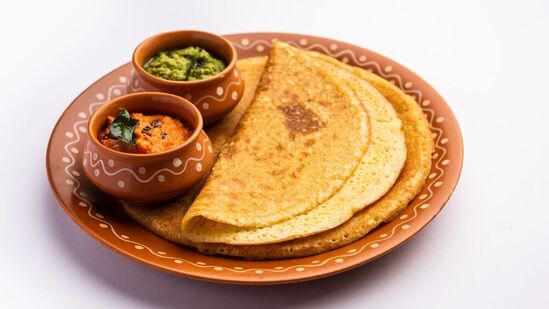 डोसा अनेक गोष्टींनी तयार करता येतो. पारंपारिक डोसा उडीद डाळ आणि तांदळाच्या पेस्टसह तयार केला जातो. मात्र, तो रवा आणि ओट्सपासूनही बनवता येतो. डोसा अनेक गोष्टींनी तयार करता येतो. पारंपारिक डोसा उडीद डाळ आणि तांदळाच्या पेस्टसह तयार केला जातो. मात्र, तो रवा आणि ओट्सपासूनही बनवता येतो.