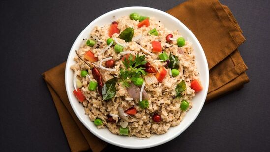 फिटनेस फ्रिक लोकांना उपमा खायला आवडतो. ओट्सपासून बनवलेला उपमा तुम्ही नाश्त्यातही खाऊ शकता. भरपूर भाज्यांनी बनवलेला हा उपमा चवीला छान लागतो. फिटनेस फ्रिक लोकांना उपमा खायला आवडतो. ओट्सपासून बनवलेला उपमा तुम्ही नाश्त्यातही खाऊ शकता. भरपूर भाज्यांनी बनवलेला हा उपमा चवीला छान लागतो.