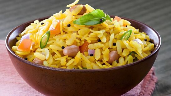 नाश्त्यात गरम पोहे छान लागतात. पोहे आणखी चविष्ट लागवेत म्हणून त्यात अनेक भाज्या देखील मिसळता येतात. नाश्त्यात गरम पोहे छान लागतात. पोहे आणखी चविष्ट लागवेत म्हणून त्यात अनेक भाज्या देखील मिसळता येतात.