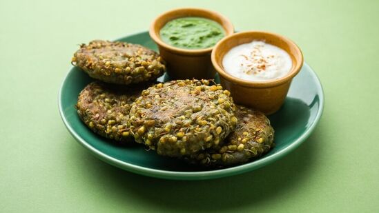 सकाळच्या नाश्त्यात स्प्राउट्स टिक्की देखील बनवता येते. स्प्राउट्स टिक्की पनीर आणि उकडलेल्या स्प्राउट्सना मिसळून तयार केली जाते. ही टिक्की चटणीबरोबर छान लागते. सकाळच्या नाश्त्यात स्प्राउट्स टिक्की देखील बनवता येते. स्प्राउट्स टिक्की पनीर आणि उकडलेल्या स्प्राउट्सना मिसळून तयार केली जाते. ही टिक्की चटणीबरोबर छान लागते.