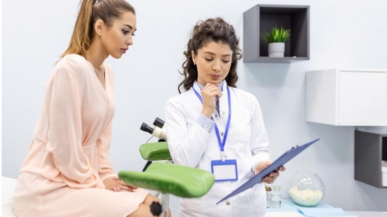 लघवी करण्यास त्रास होणे-गर्भाशयात जळजळ झाल्यास, महिलांना वारंवार लघवी करण्याची इच्छा होते. त्याच वेळी, जेव्हा महिला लघवी करायला जातात तेव्हा त्यांना लघवी करताना त्रास होतो. अशी लक्षणे गंभीर असू शकतात. अशा लक्षणांकडे दुर्लक्ष करू नका आणि ताबडतोब डॉक्टरांचा सल्ला घ्या.