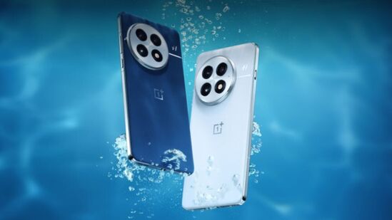  किंमत : वनप्लस 13 भारतात 7 जानेवारी रोजी 12 जीबी रॅम आणि 256 जीबी स्टोरेजच्या सुरुवातीच्या किंमतीसह 69,999 रुपये लाँच करण्यात आला होता. यात १६ जीबी रॅम आणि २४ जीबी रॅम पर्याय ही देण्यात आला आहे. दुसरीकडे, वनप्लस 12 समान स्टोरेज पर्यायांसाठी 64,999 रुपयांच्या सुरुवातीच्या किंमतीत येतो. मात्र, हे एक वर्ष जुने मॉडेल असल्याने खरेदीदार ई-कॉमर्स प्लॅटफॉर्मवरून मोठ्या सवलतीच्या दरात खरेदी करू शकतात. किंमत : वनप्लस 13 भारतात 7 जानेवारी रोजी 12 जीबी रॅम आणि 256 जीबी स्टोरेजच्या सुरुवातीच्या किंमतीसह 69,999 रुपये लाँच करण्यात आला होता. यात १६ जीबी रॅम आणि २४ जीबी रॅम पर्याय ही देण्यात आला आहे. दुसरीकडे, वनप्लस 12 समान स्टोरेज पर्यायांसाठी 64,999 रुपयांच्या सुरुवातीच्या किंमतीत येतो. मात्र, हे एक वर्ष जुने मॉडेल असल्याने खरेदीदार ई-कॉमर्स प्लॅटफॉर्मवरून मोठ्या सवलतीच्या दरात खरेदी करू शकतात. 