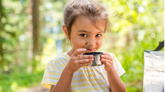 मेंदूच्या विकासात समस्या-चहामध्ये असलेल्या कॅफिनचा मुलांच्या मानसिक विकासावर वाईट परिणाम होऊ शकतो. यामुळे मुलांमध्ये चिडचिडेपणा, चिंता, निद्रानाश आणि वर्तनात बदल दिसून येतात. मेंदूच्या विकासात समस्या-चहामध्ये असलेल्या कॅफिनचा मुलांच्या मानसिक विकासावर वाईट परिणाम होऊ शकतो. यामुळे मुलांमध्ये चिडचिडेपणा, चिंता, निद्रानाश आणि वर्तनात बदल दिसून येतात. 