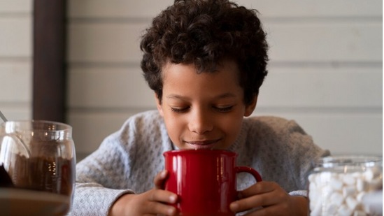 बऱ्याच वेळा, जेव्हा मुले आग्रह करतात तेव्हा आपण त्यांना चहा देतो. त्याच वेळी, काही पालकांना असे वाटते की चहा पिल्याने मुलाला सर्दी होणार नाही आणि त्यांची प्रतिकारशक्ती वाढेल. जर तुम्हीही तुमच्या मुलाला चहा देत असाल तर चुकूनही ही चूक करू नका. कारण चहामध्ये असलेले कॅफिन मुलांच्या आरोग्यासाठी हानिकारक असू शकते. चला, या लेखात, मुलांना चहा देण्याचे तोटे काय आहेत याबद्दल सविस्तरपणे जाणून घेऊया. बऱ्याच वेळा, जेव्हा मुले आग्रह करतात तेव्हा आपण त्यांना चहा देतो. त्याच वेळी, काही पालकांना असे वाटते की चहा पिल्याने मुलाला सर्दी होणार नाही आणि त्यांची प्रतिकारशक्ती वाढेल. जर तुम्हीही तुमच्या मुलाला चहा देत असाल तर चुकूनही ही चूक करू नका. कारण चहामध्ये असलेले कॅफिन मुलांच्या आरोग्यासाठी हानिकारक असू शकते. चला, या लेखात, मुलांना चहा देण्याचे तोटे काय आहेत याबद्दल सविस्तरपणे जाणून घेऊया.