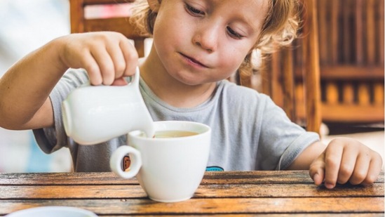 मधुमेह आणि लठ्ठपणा-चहामध्ये असलेल्या साखरेमुळे मुलांमध्ये लठ्ठपणा आणि टाइप १ मधुमेह होऊ शकतो. यामुळे मुलांमध्ये संसर्ग आणि इतर अनेक आरोग्य समस्यांचा धोका वाढू शकतो.