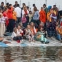 <p>प्रयागराजच्या संगमावर परदेशी श्रद्धाळूही मोठ्या संख्येने दाखल होत आहेत. परदेशी भाविकांचा एक गट स्नान घाटवर बसल्याचे दिसत आहे.</p>