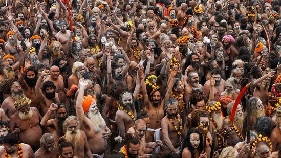 मकर संक्रांतीला १.३८ कोटी लोक स्नान करतात -&nbsp;मकर संक्रांतीला स्नान करणे आणि दान करणे हे महत्त्वाचे मानले जाते. साधारणपणे लोक गंगा स्नान इत्यादींसाठी जात आहेत. अशा परिस्थितीत, तो महाकुंभाची संधी होती, म्हणून बहुतेक लोकांना संगमातच स्नान करण्याची इच्छा होती. यामुळेच सकाळीच एक कोटीहून अधिक लोक आंघोळीसाठी पोहोचले.