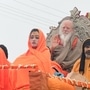 <p>महाकुंभमध्ये व्हायरल झालेली हर्षा रिछालिया निरंजनी अखाड्याच्या साधू संतांसोबत रथातून शाही स्नानासाठी संगम घाटावर रवाना झाली. एक्सवर व्हिडिओ पोस्ट करत तिने लिहिले की, शाही स्नानाने स्वत:ला&nbsp;तृप्त करून घेतले.</p>