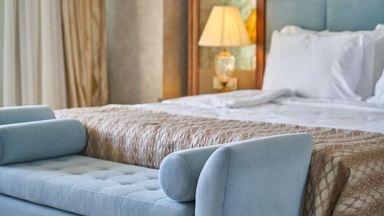 झोपेची दिशा बदला - जर तुम्ही उत्तरेकडे डोके करून झोपलात तर लगेच झोपण्याची दिशा बदला. तुमची बेडरूम तपासा, जर तुम्ही वायव्य दिशेच्या बेडरूममध्ये झोपलात तर तुमचे डोके दक्षिणेकडे किंवा पूर्वेकडे वळवा. तुम्ही आग्नेय दिशेला डोके ठेवूनही झोपू शकता. झोपेची दिशा बदला - जर तुम्ही उत्तरेकडे डोके करून झोपलात तर लगेच झोपण्याची दिशा बदला. तुमची बेडरूम तपासा, जर तुम्ही वायव्य दिशेच्या बेडरूममध्ये झोपलात तर तुमचे डोके दक्षिणेकडे किंवा पूर्वेकडे वळवा. तुम्ही आग्नेय दिशेला डोके ठेवूनही झोपू शकता.